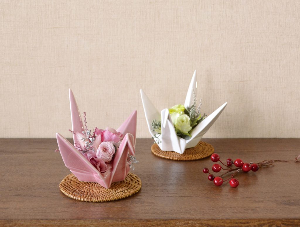 日本の伝統分化「鶴の折り紙」を陶器で柔らかく表現しました。プリザの教室やギフトにぴったりです。